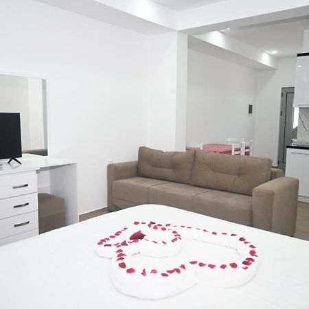 Lux Apartments Ксамил Екстериор снимка