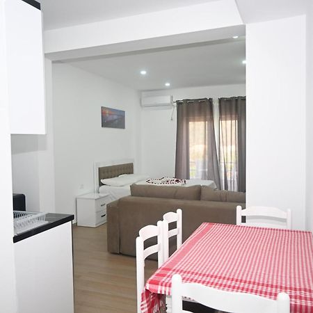 Lux Apartments Ксамил Екстериор снимка
