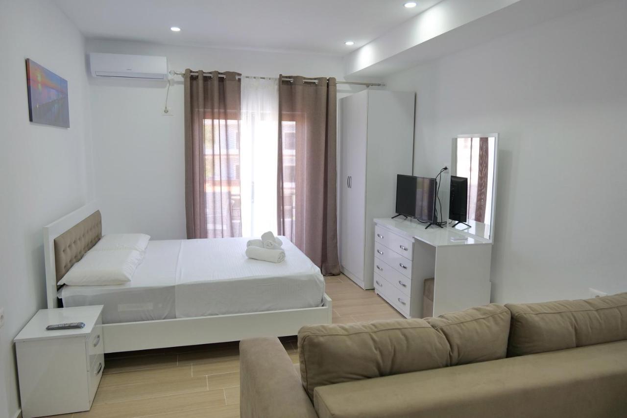Lux Apartments Ксамил Екстериор снимка