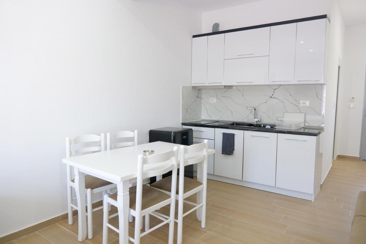 Lux Apartments Ксамил Екстериор снимка