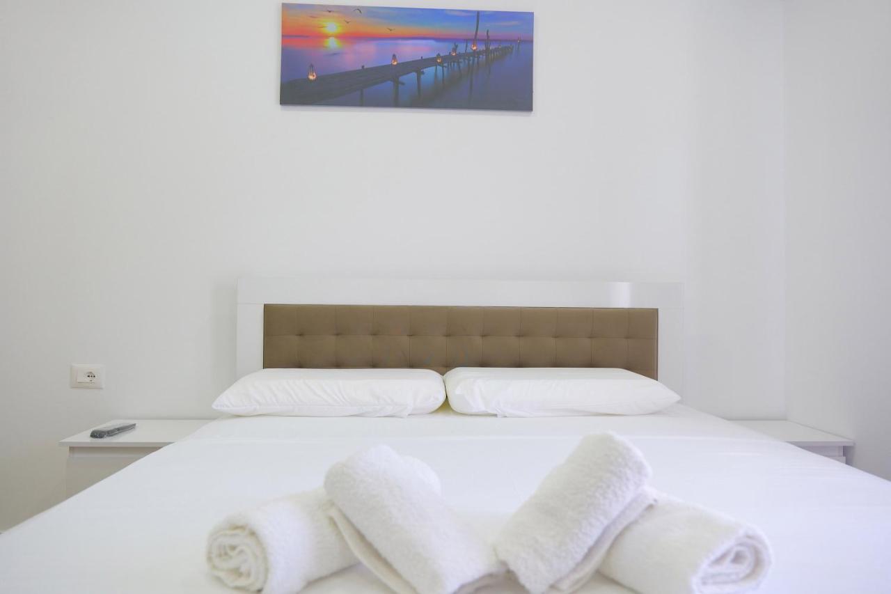 Lux Apartments Ксамил Екстериор снимка