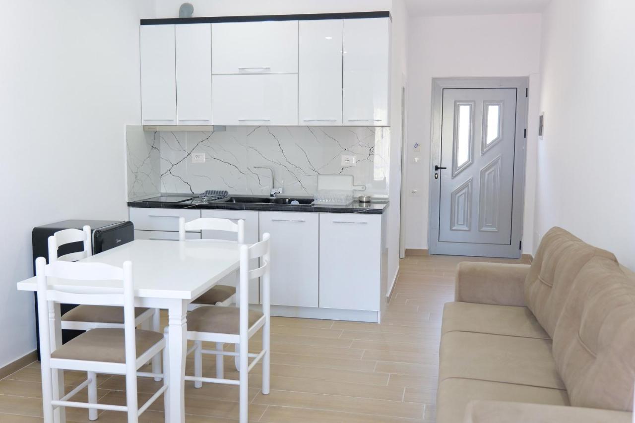 Lux Apartments Ксамил Екстериор снимка