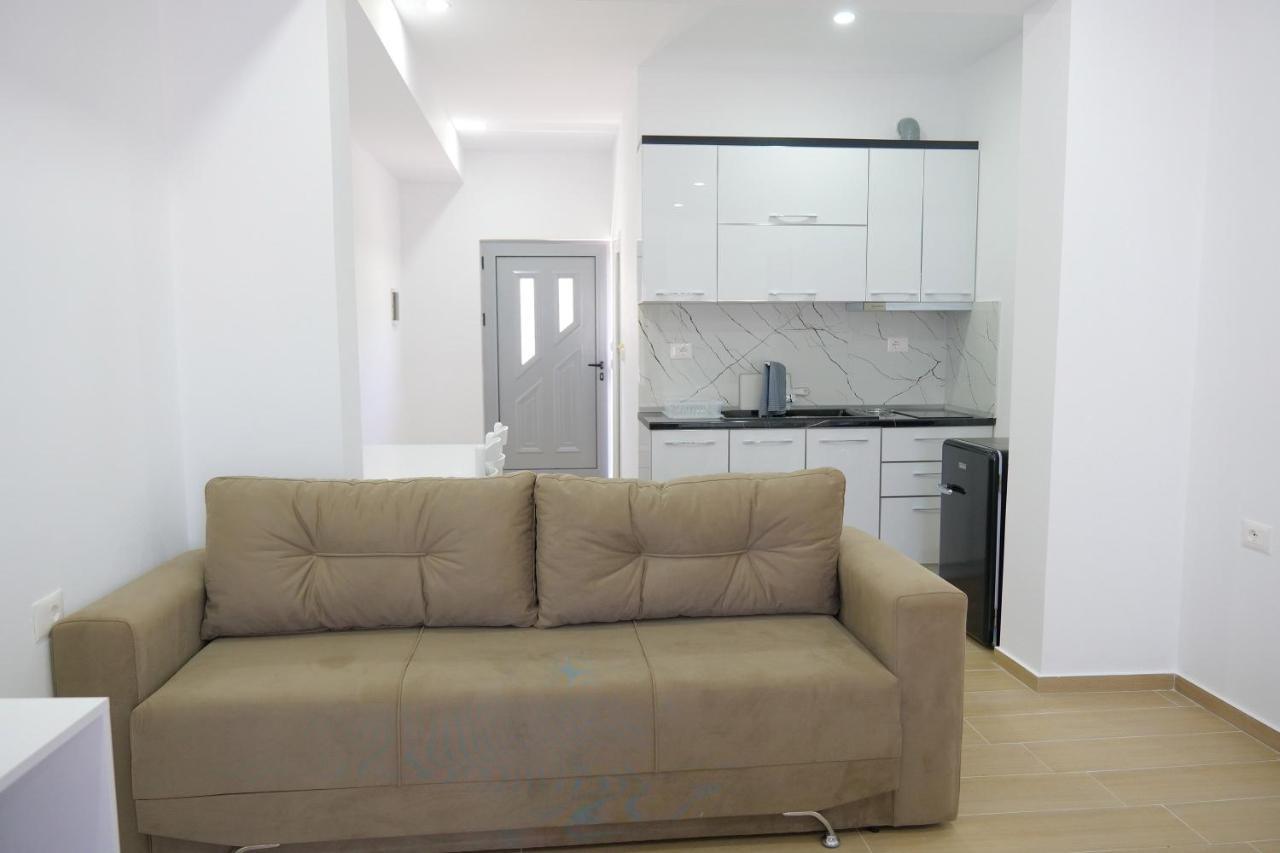 Lux Apartments Ксамил Екстериор снимка