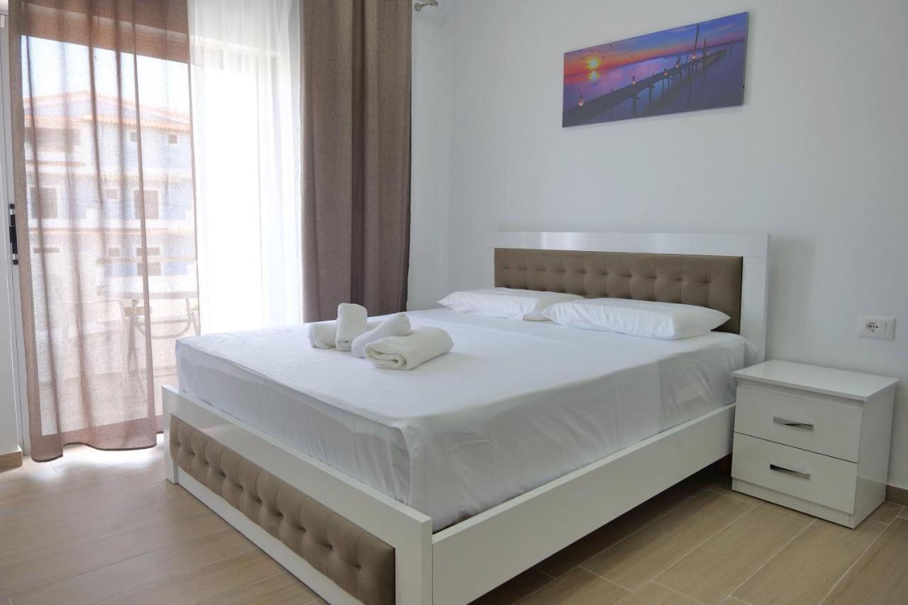 Lux Apartments Ксамил Екстериор снимка