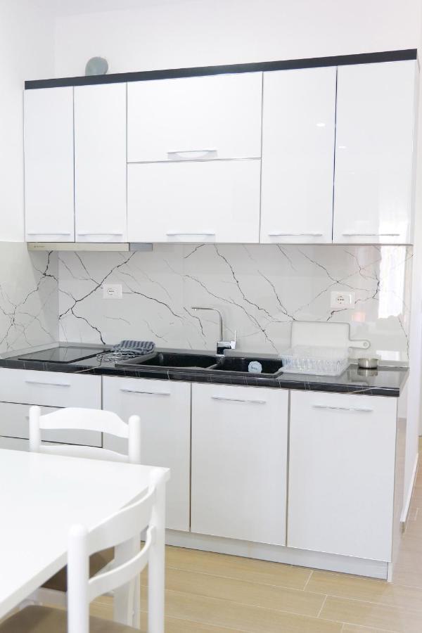 Lux Apartments Ксамил Екстериор снимка