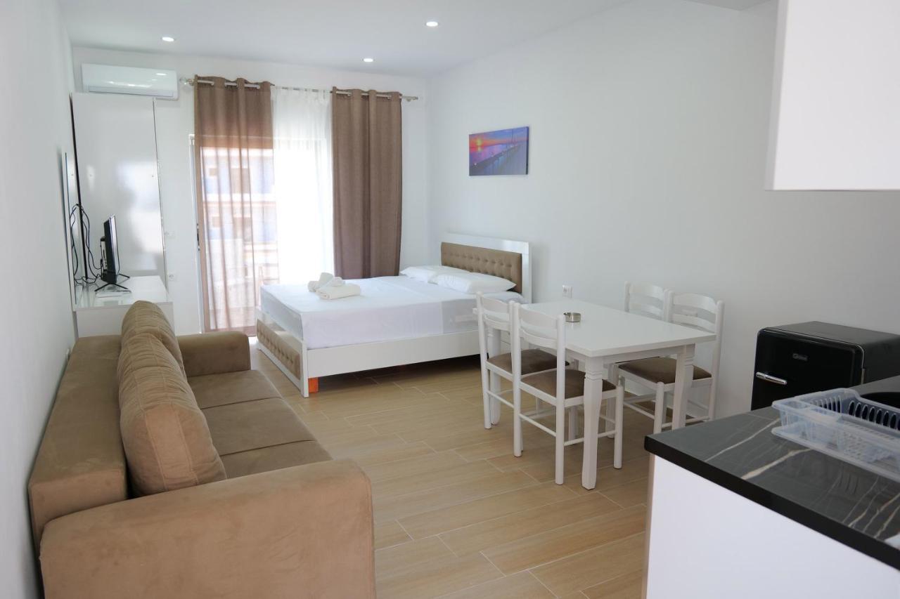 Lux Apartments Ксамил Екстериор снимка