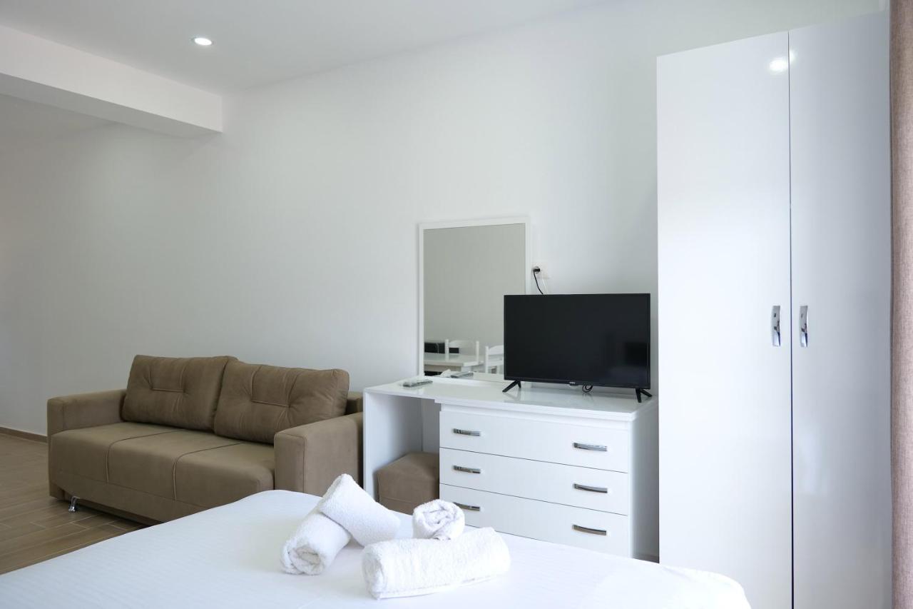 Lux Apartments Ксамил Екстериор снимка