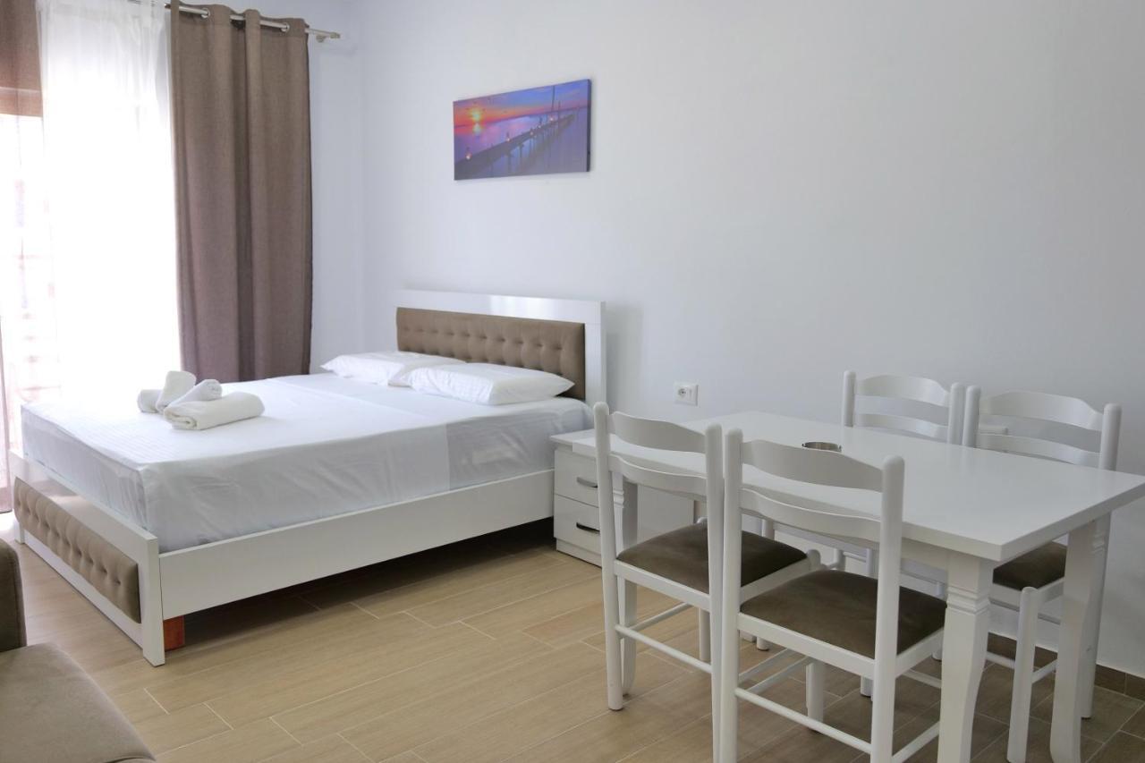 Lux Apartments Ксамил Екстериор снимка