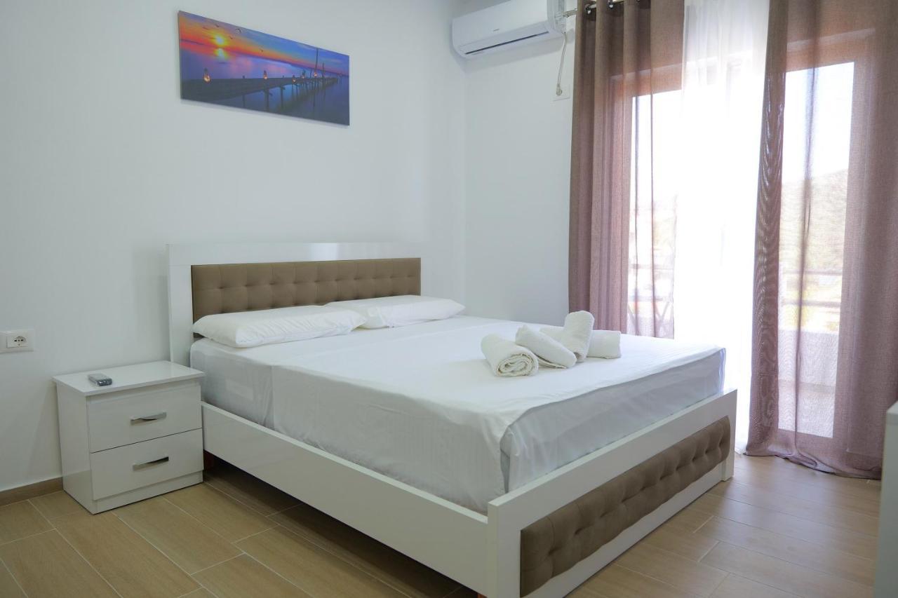 Lux Apartments Ксамил Екстериор снимка
