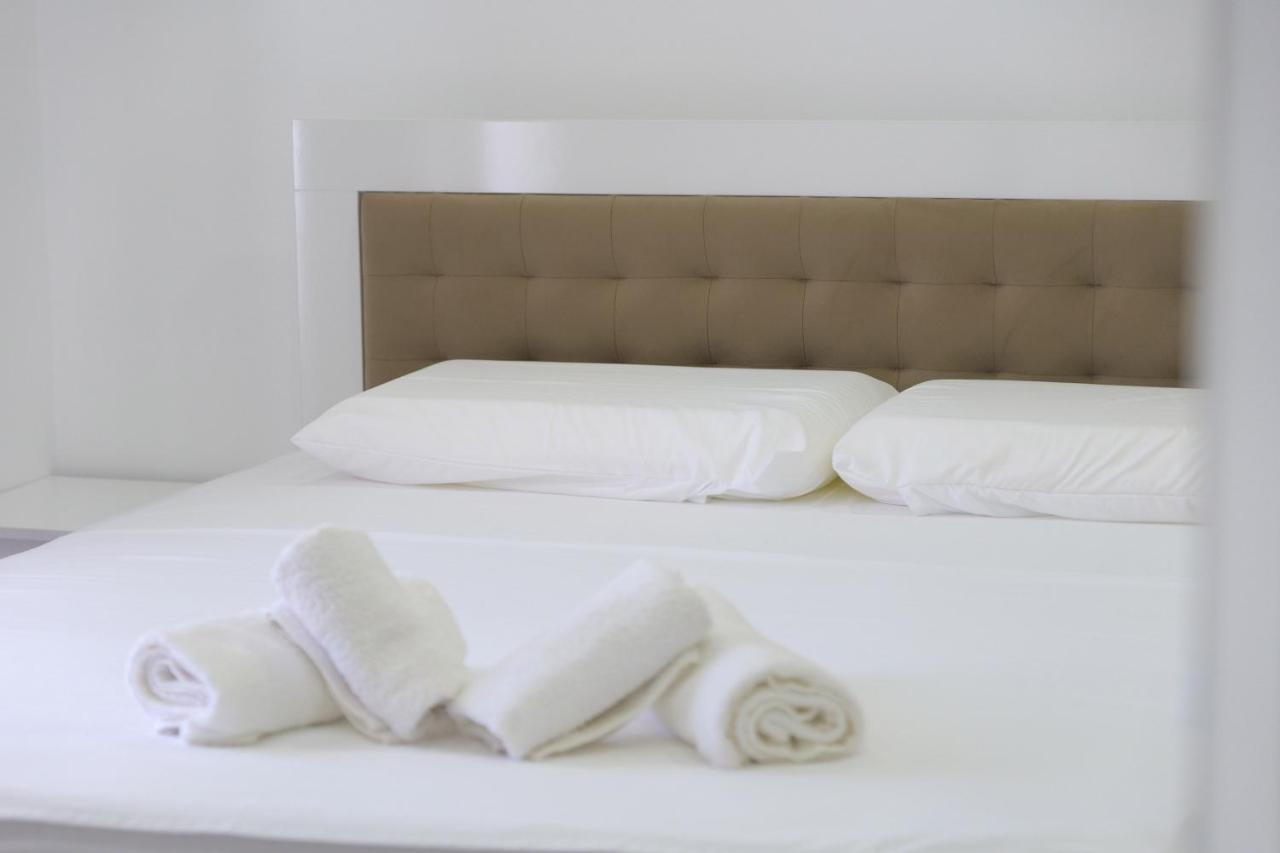 Lux Apartments Ксамил Екстериор снимка