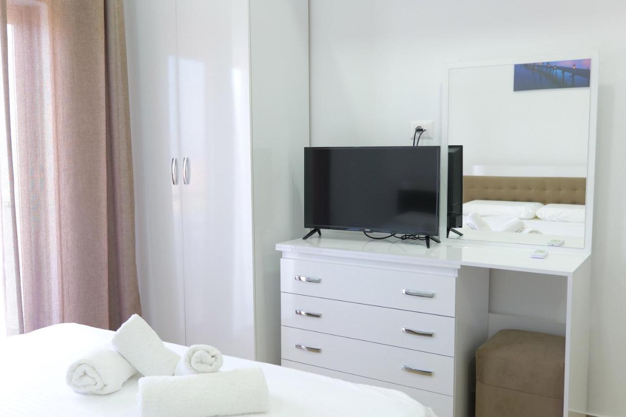 Lux Apartments Ксамил Екстериор снимка