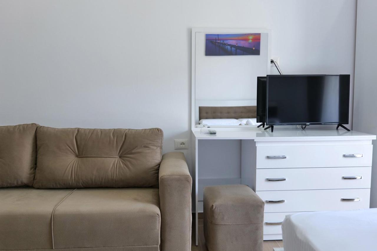 Lux Apartments Ксамил Екстериор снимка