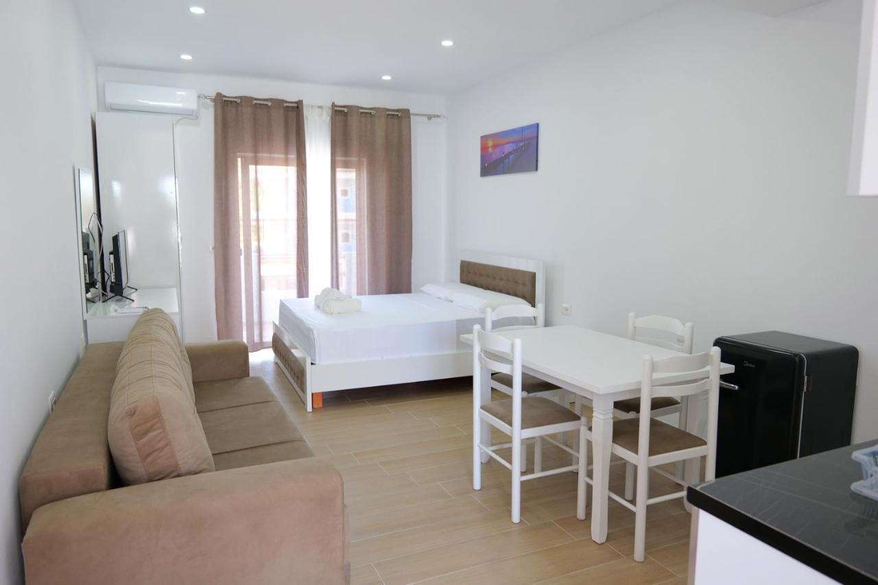 Lux Apartments Ксамил Екстериор снимка
