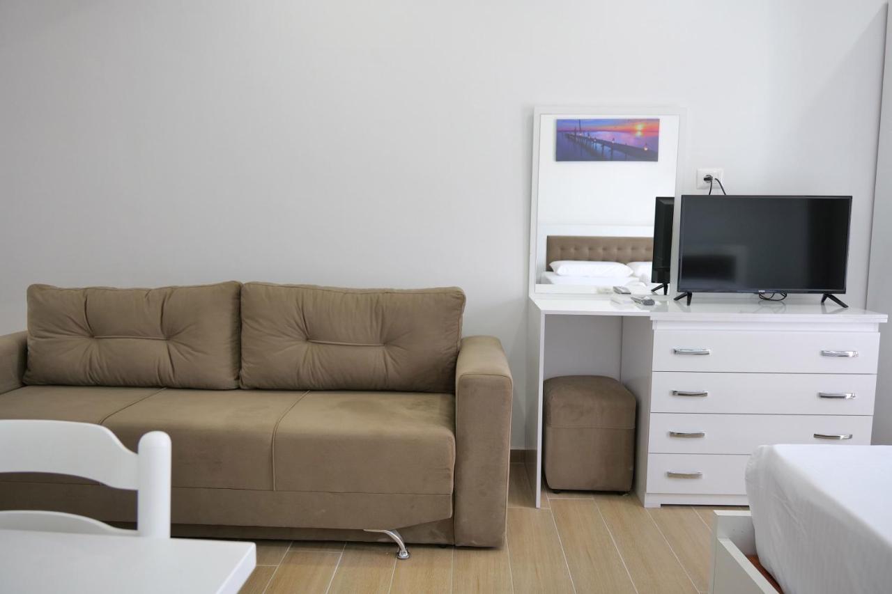 Lux Apartments Ксамил Екстериор снимка
