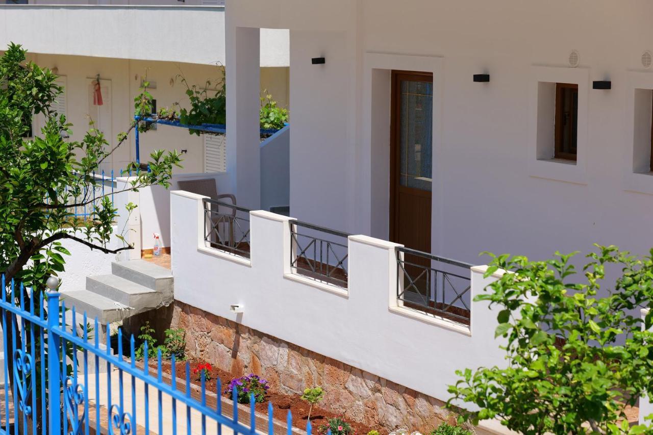 Lux Apartments Ксамил Екстериор снимка