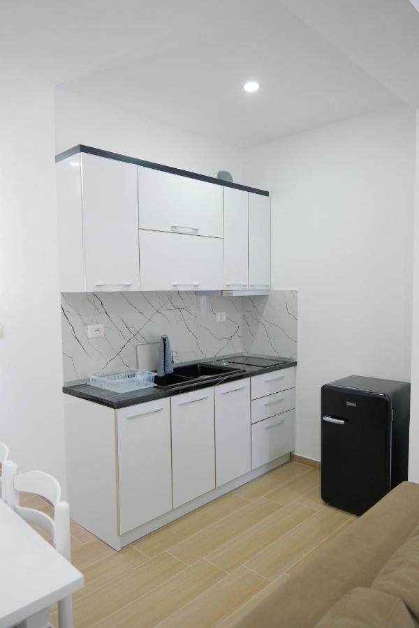 Lux Apartments Ксамил Екстериор снимка
