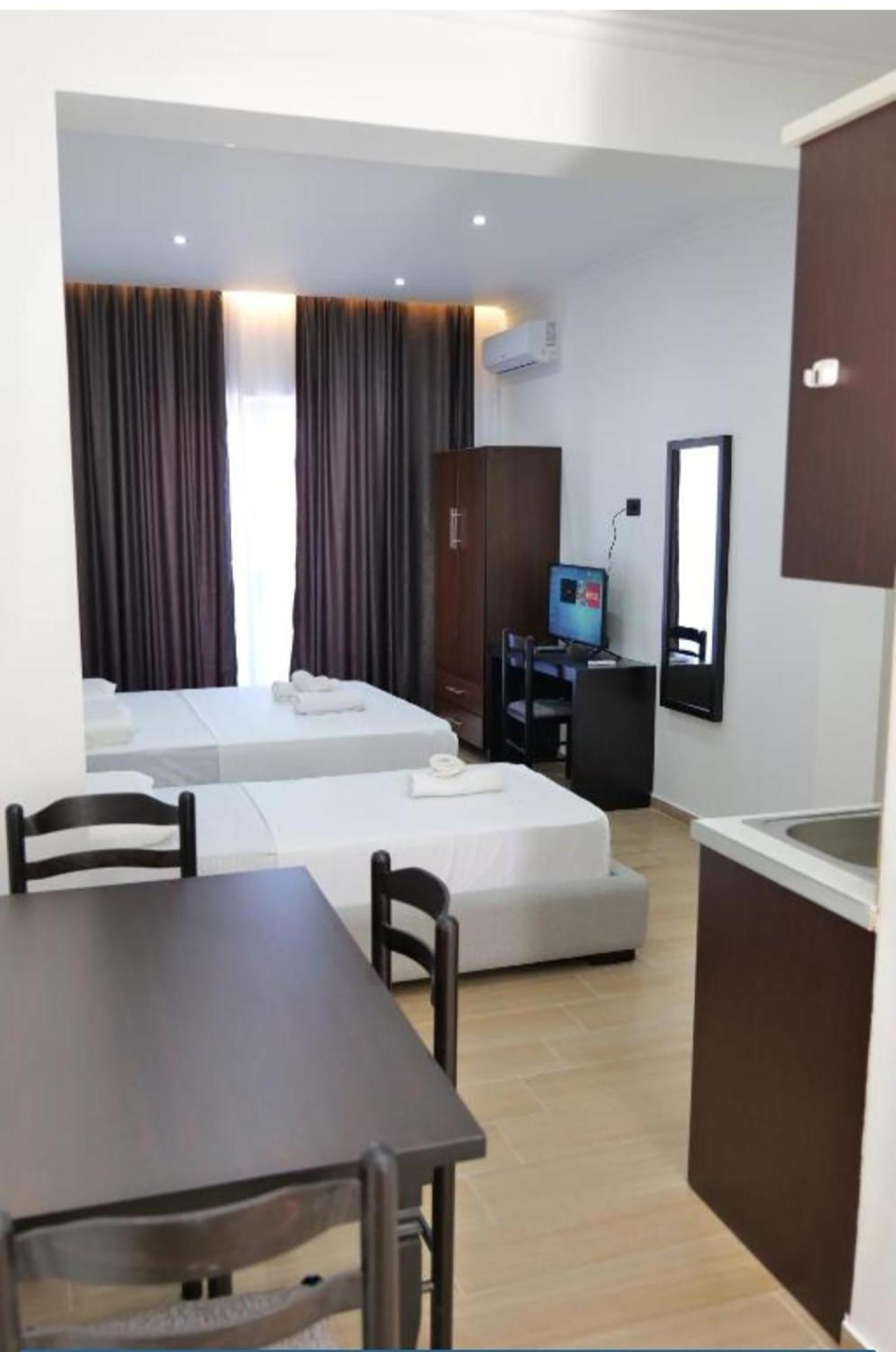 Lux Apartments Ксамил Екстериор снимка