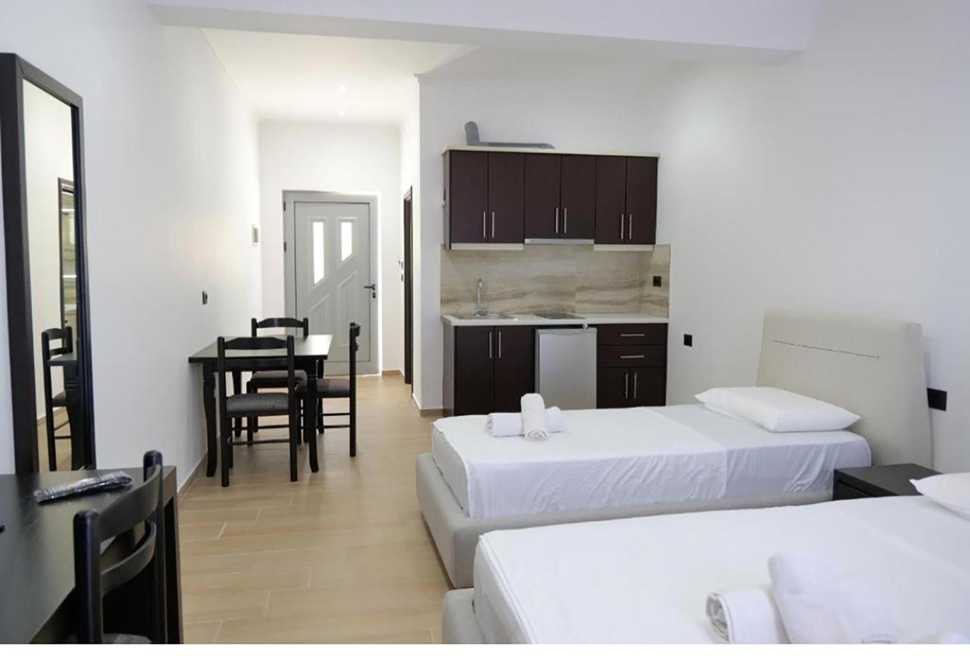 Lux Apartments Ксамил Екстериор снимка