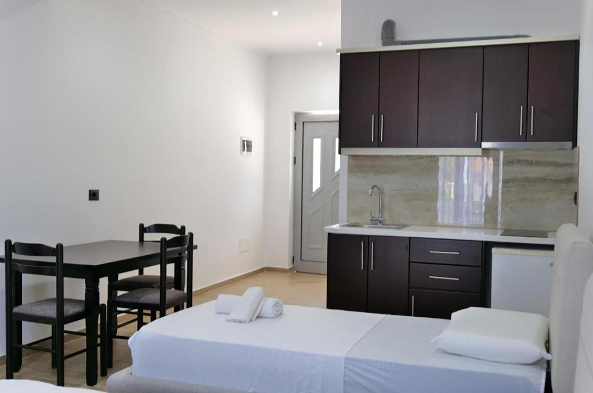 Lux Apartments Ксамил Екстериор снимка