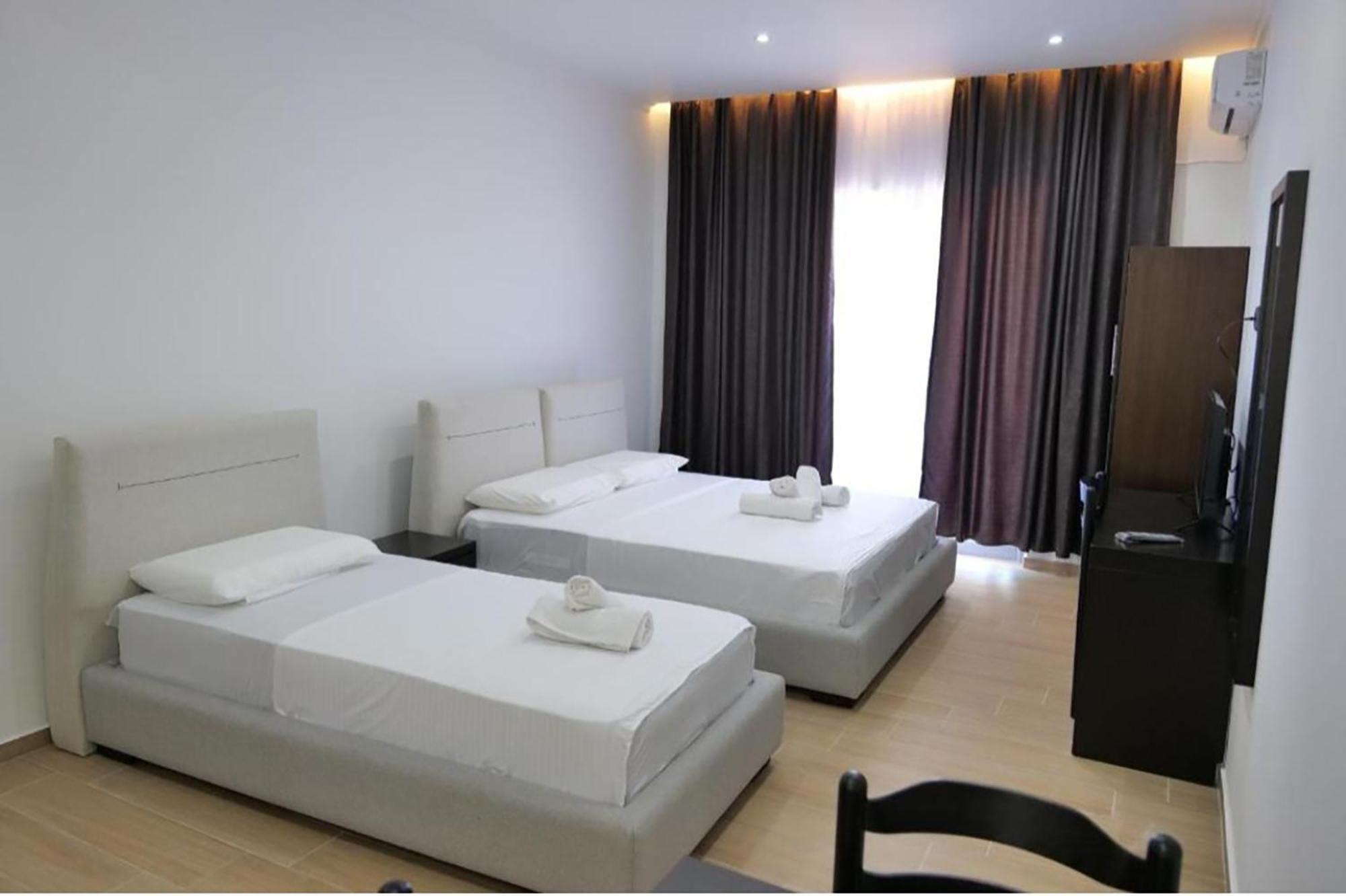 Lux Apartments Ксамил Екстериор снимка