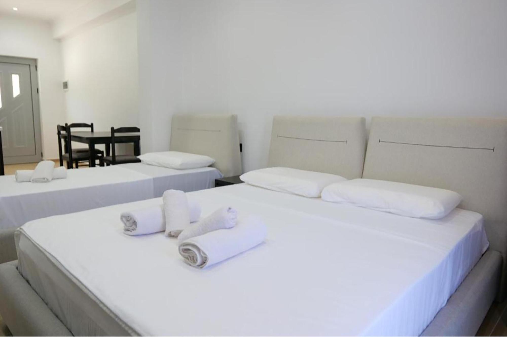 Lux Apartments Ксамил Екстериор снимка