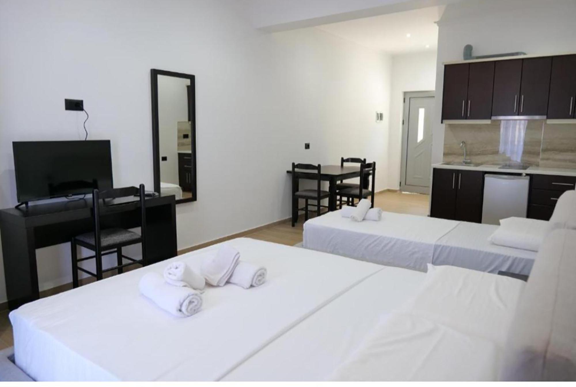 Lux Apartments Ксамил Екстериор снимка
