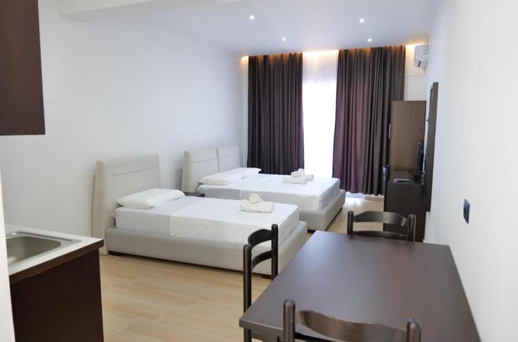 Lux Apartments Ксамил Екстериор снимка