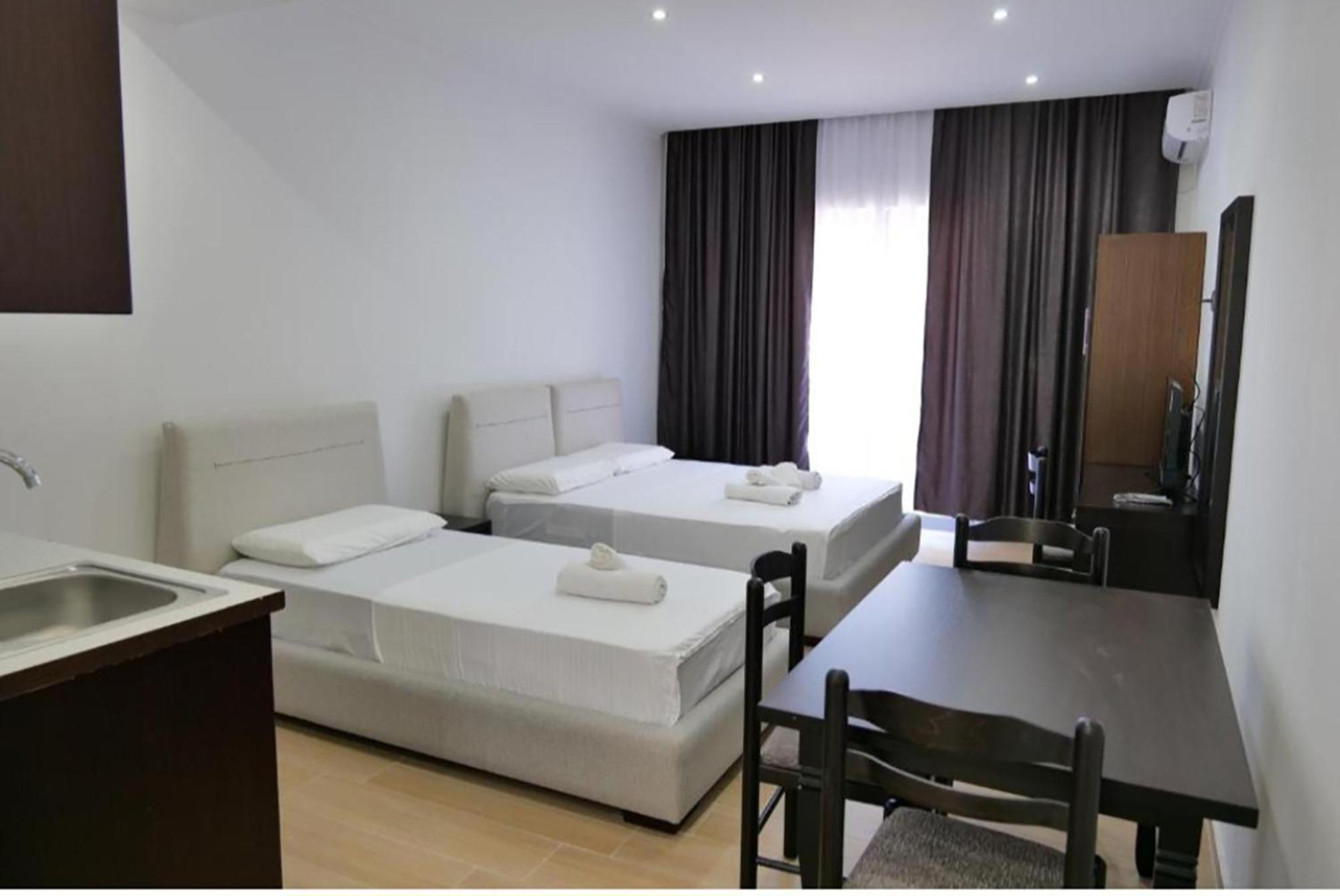 Lux Apartments Ксамил Екстериор снимка