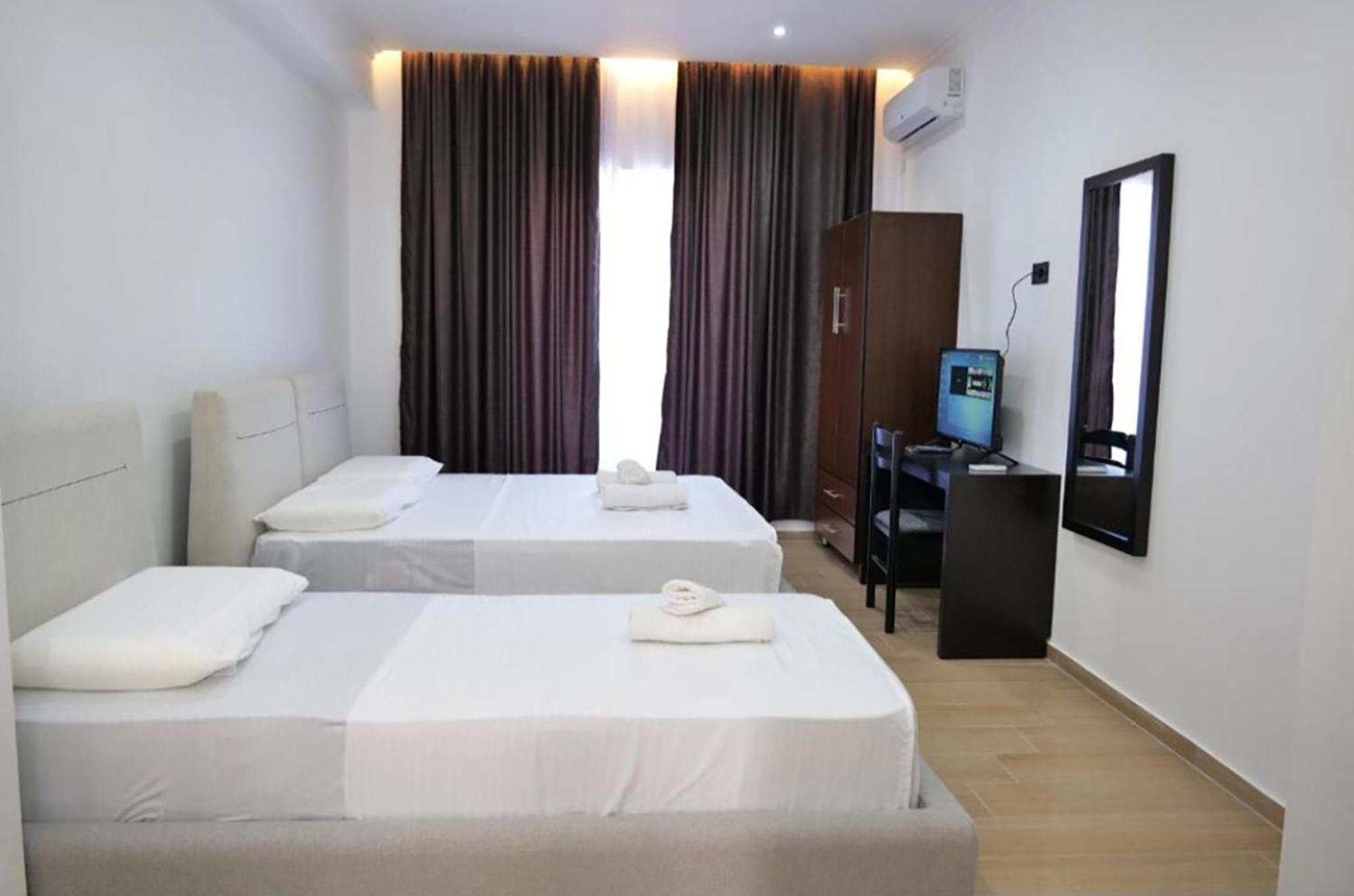 Lux Apartments Ксамил Екстериор снимка