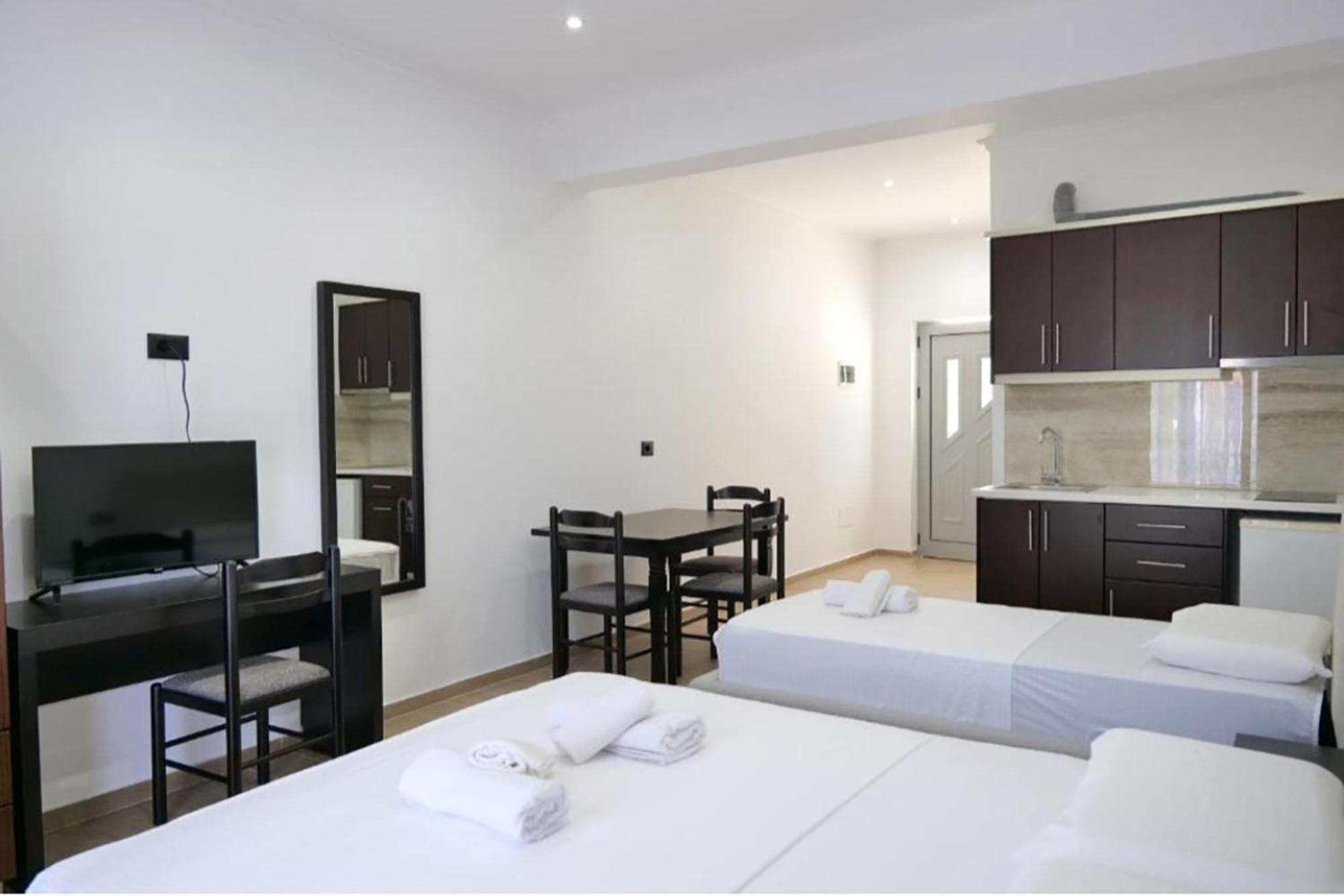 Lux Apartments Ксамил Екстериор снимка