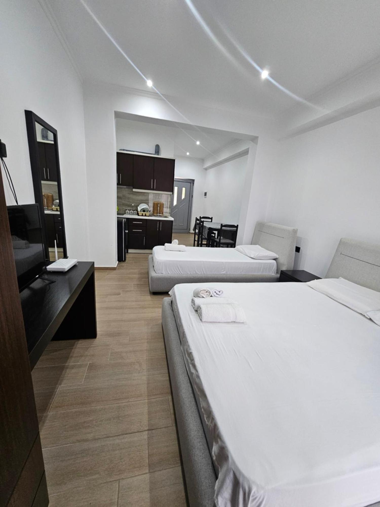 Lux Apartments Ксамил Екстериор снимка