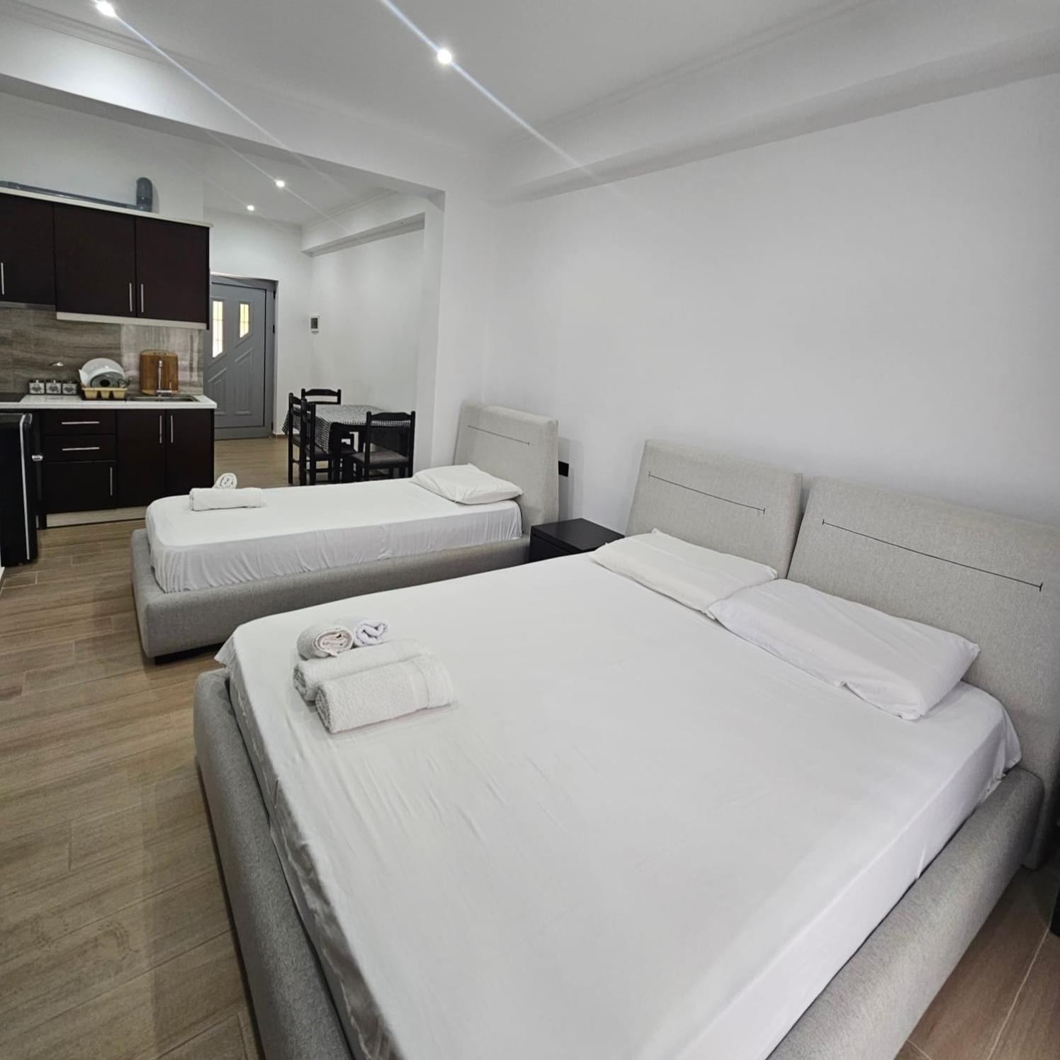 Lux Apartments Ксамил Екстериор снимка