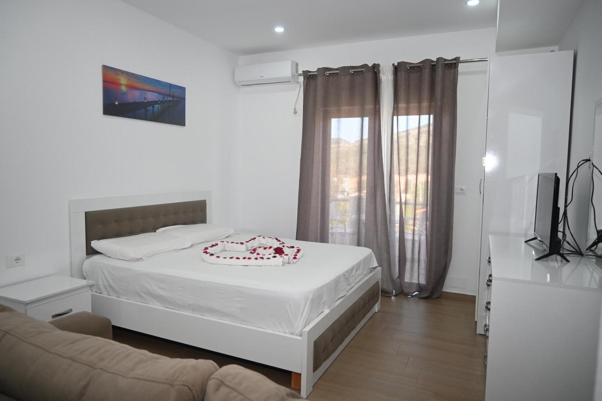 Lux Apartments Ксамил Екстериор снимка
