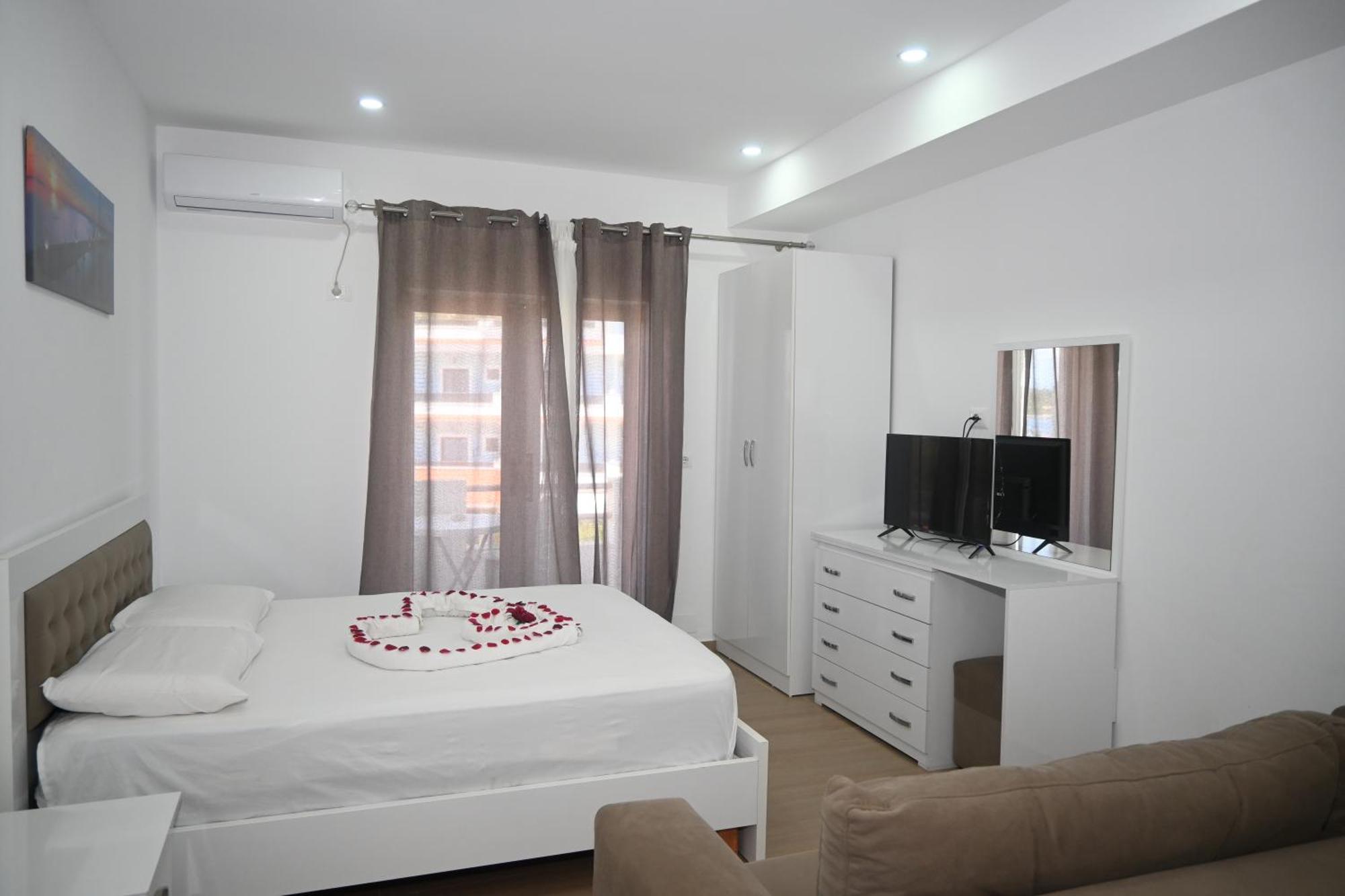 Lux Apartments Ксамил Екстериор снимка
