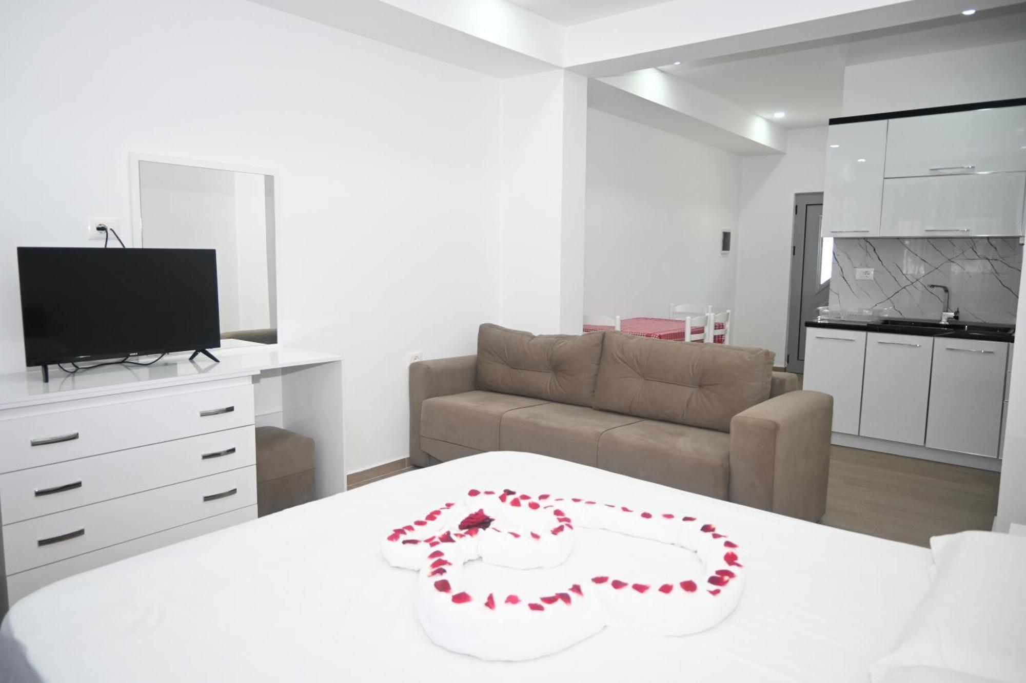 Lux Apartments Ксамил Екстериор снимка