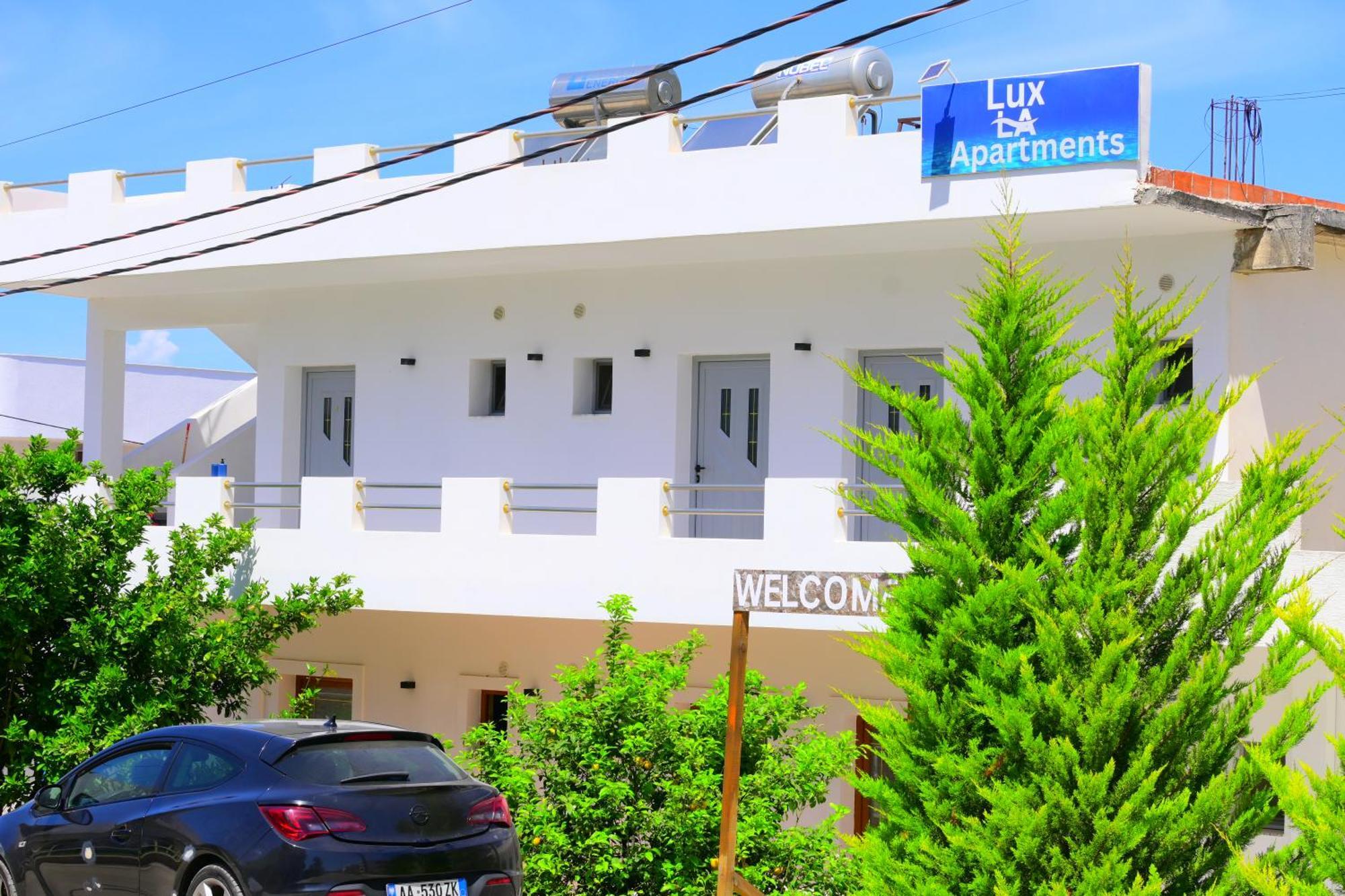 Lux Apartments Ксамил Екстериор снимка