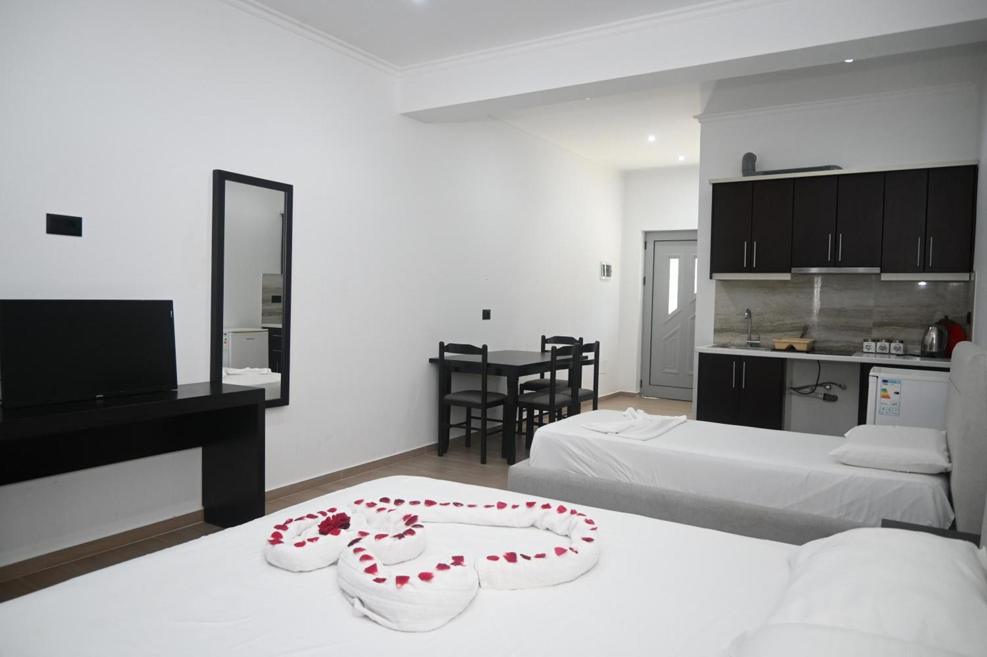 Lux Apartments Ксамил Екстериор снимка