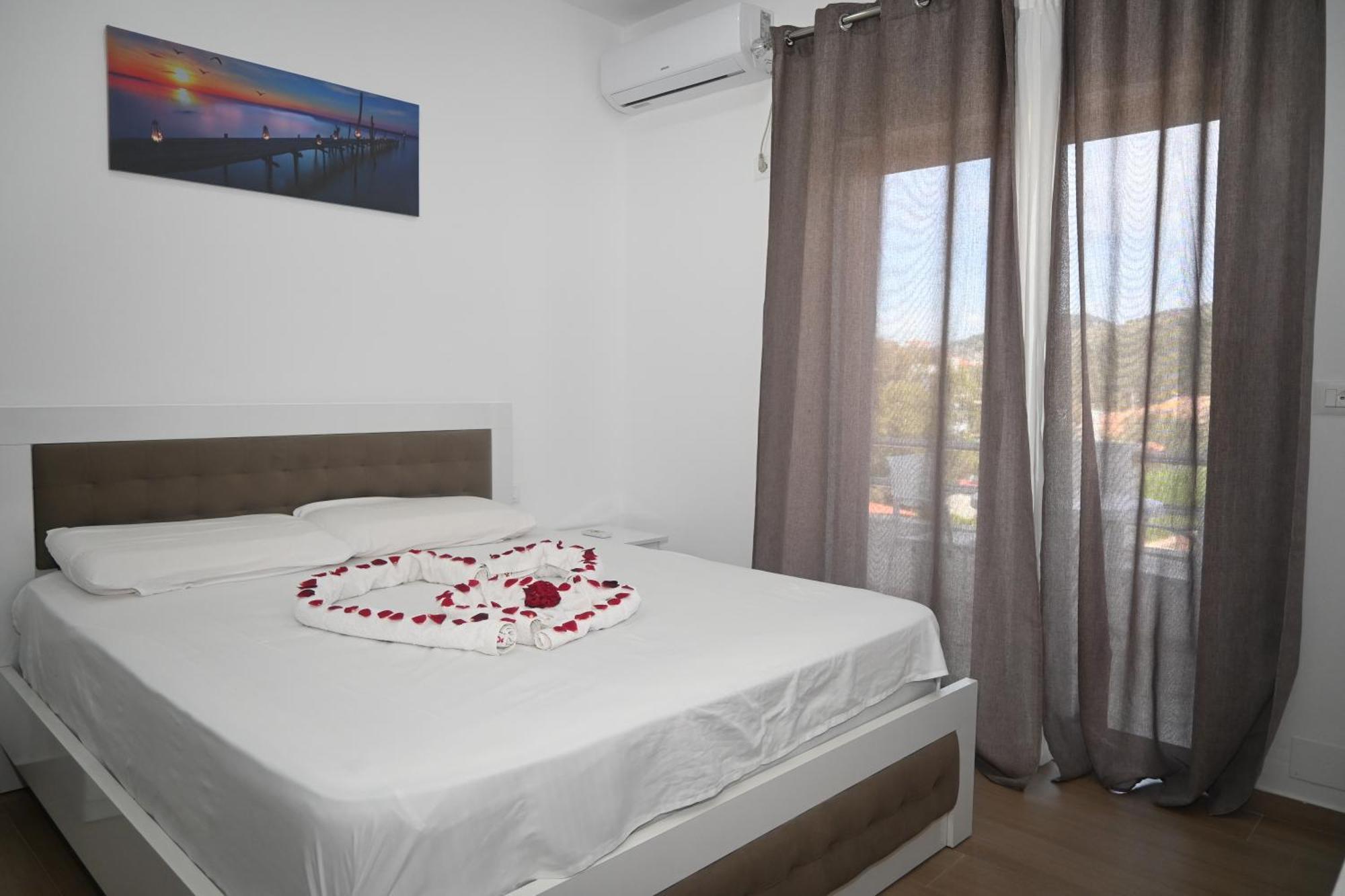 Lux Apartments Ксамил Екстериор снимка