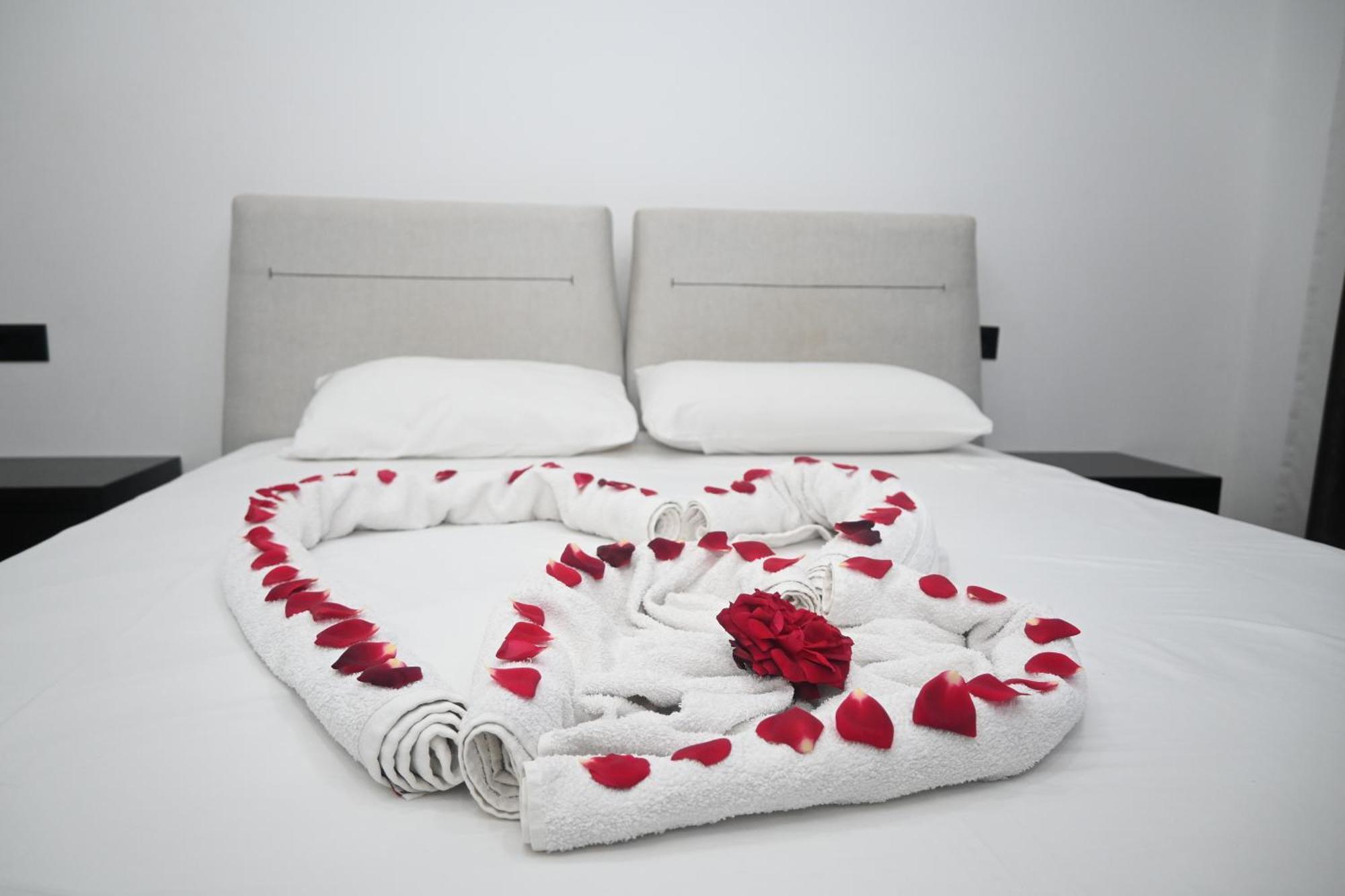 Lux Apartments Ксамил Екстериор снимка