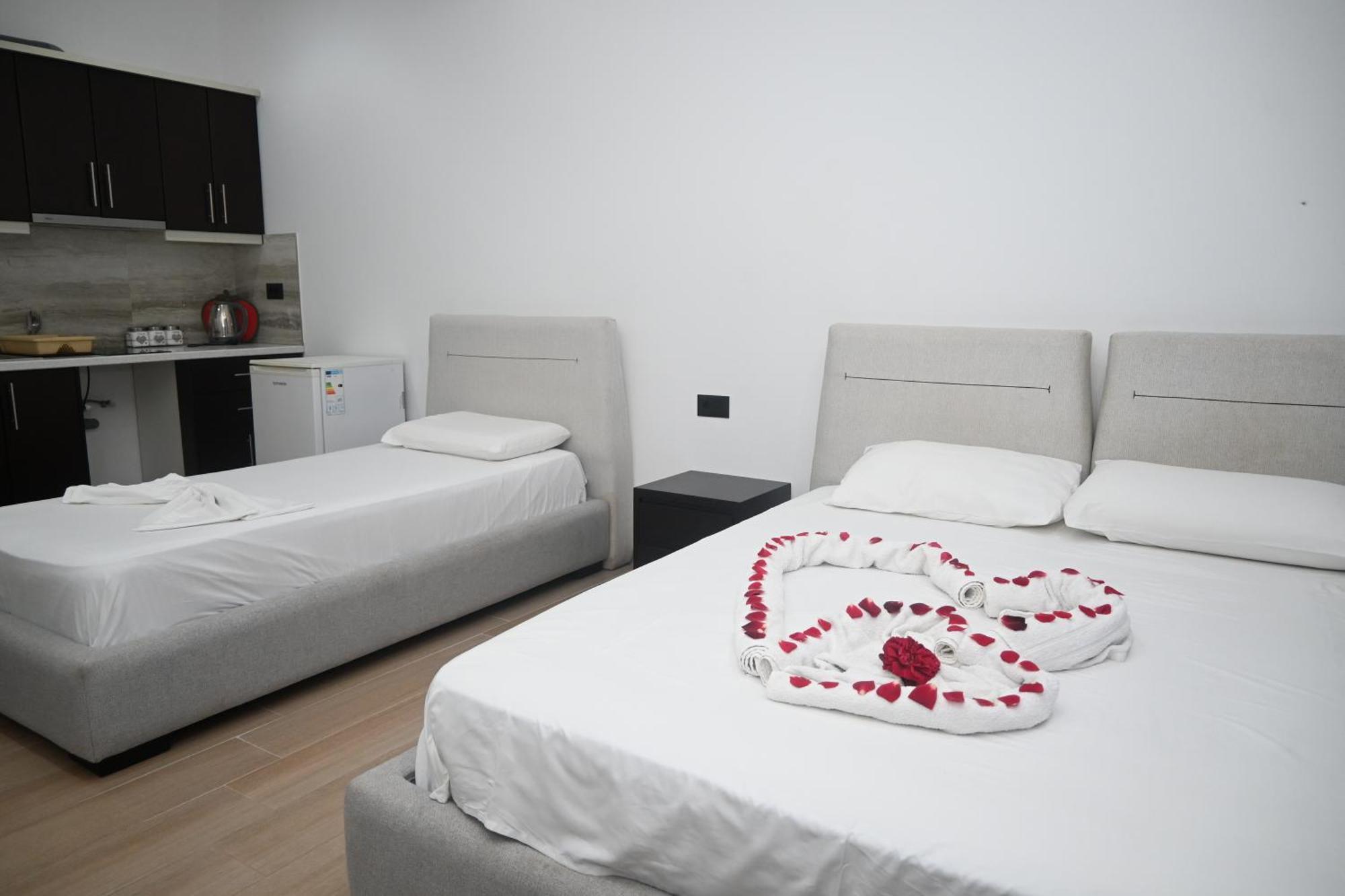 Lux Apartments Ксамил Екстериор снимка