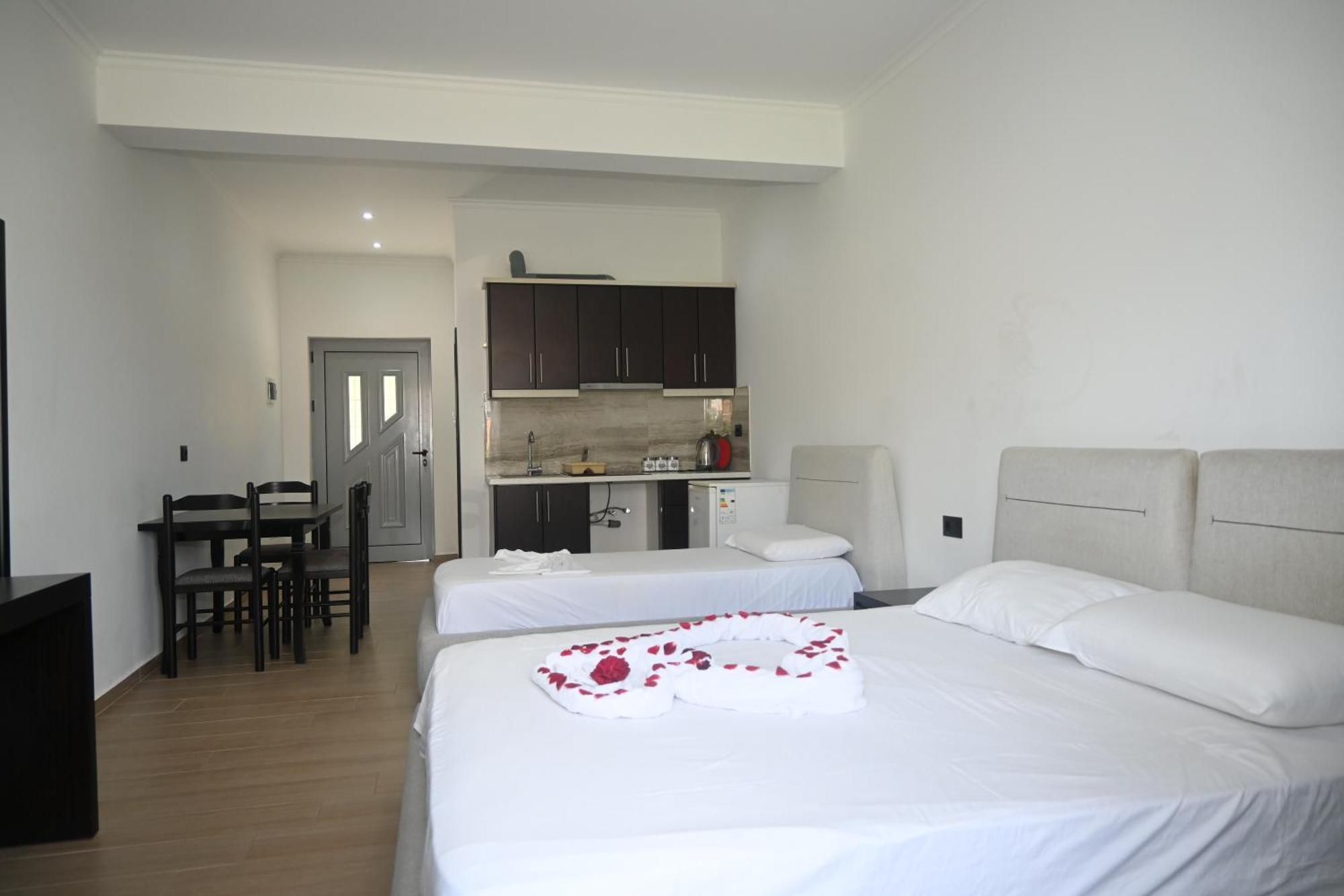 Lux Apartments Ксамил Екстериор снимка