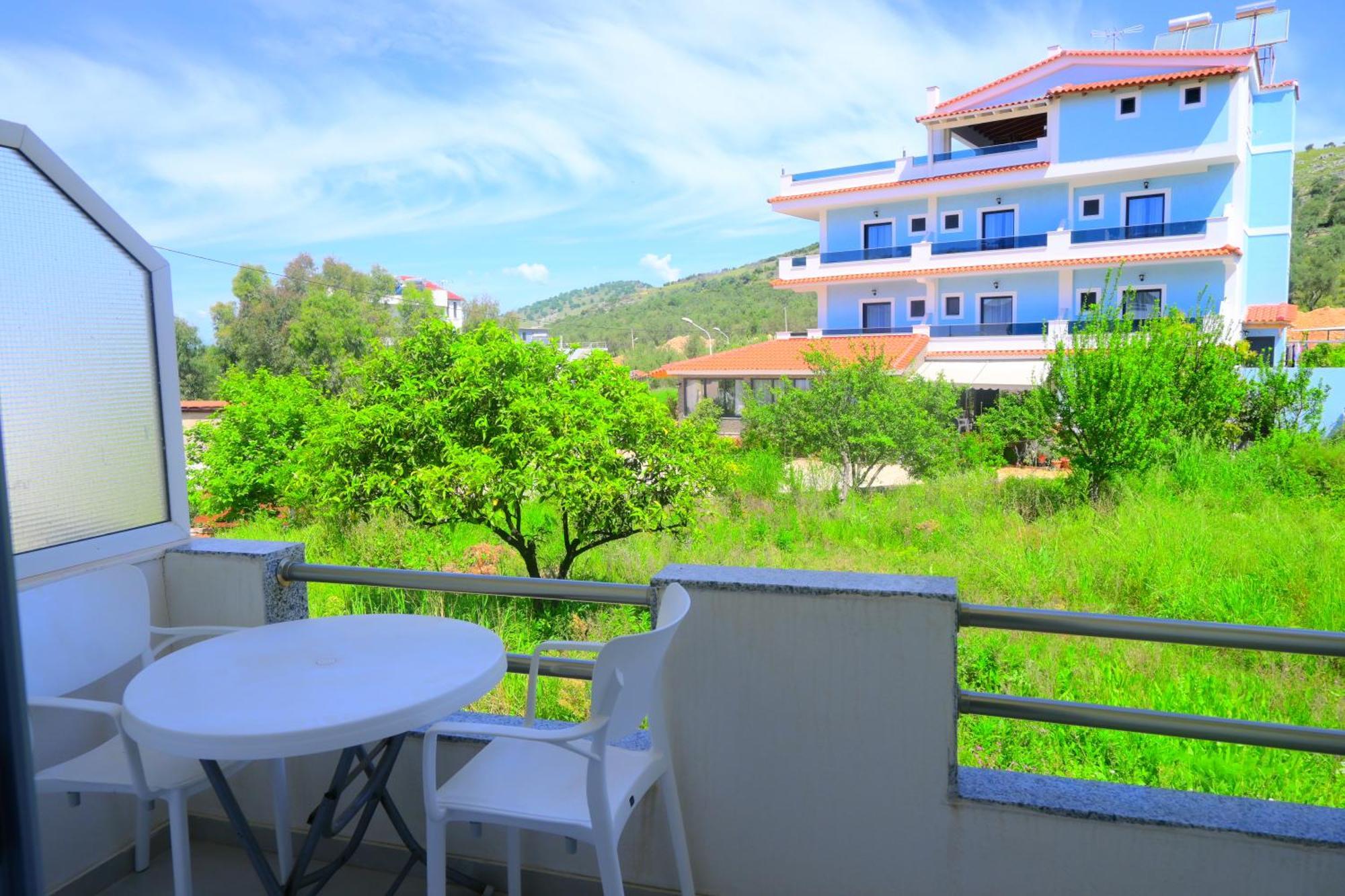 Lux Apartments Ксамил Екстериор снимка