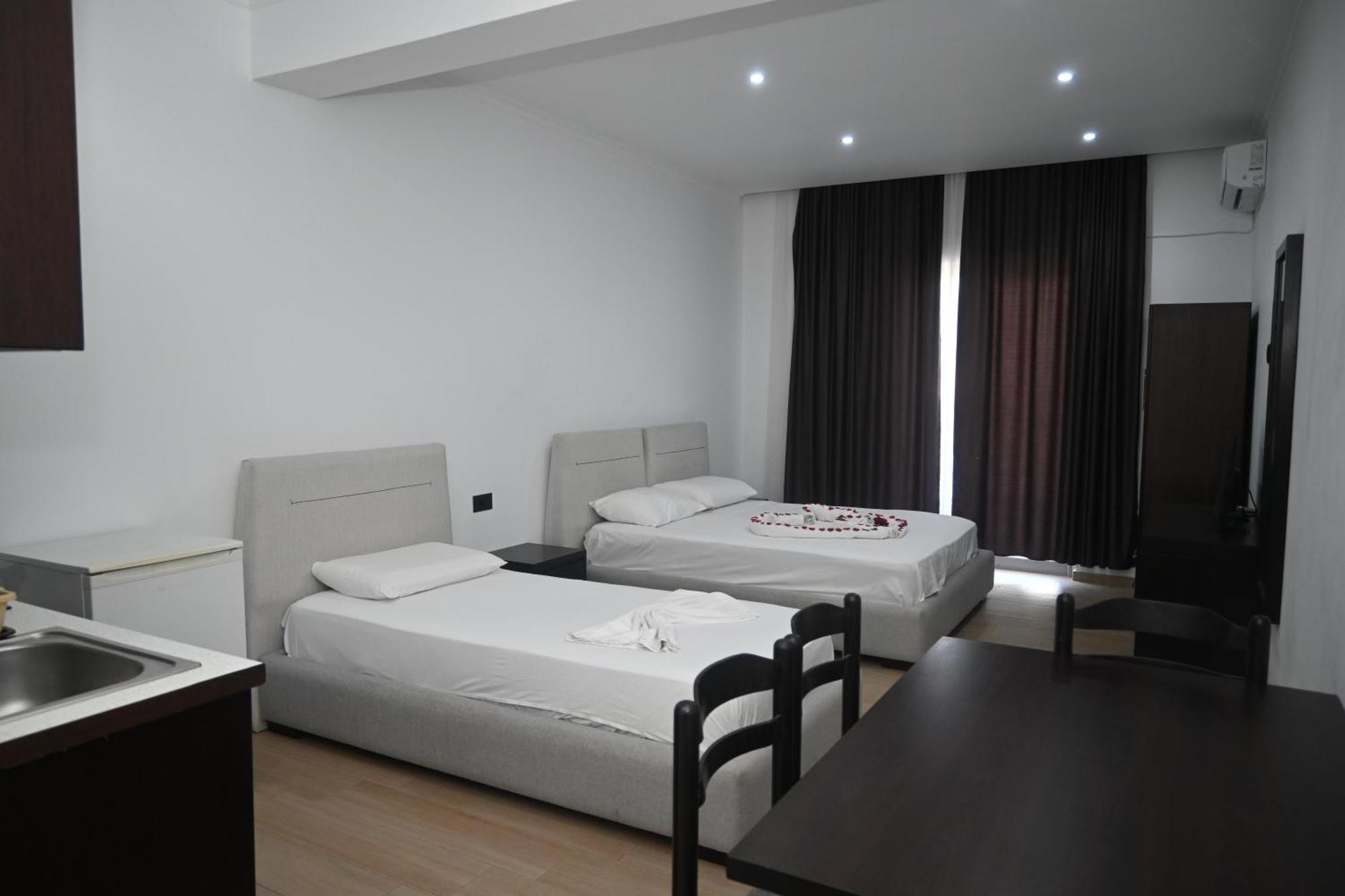 Lux Apartments Ксамил Екстериор снимка